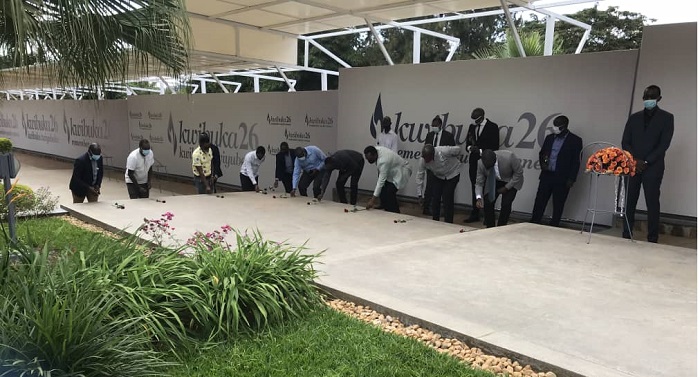 Abayobozi b'amashyirahamwe bashyize indabo ku mva zishyinguyemo abazize Jenoside