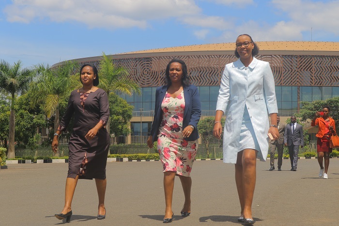 Uhereye iburyo: Minisitiri Munyangaju, Senateri Nyirasafari na Minisitiri Mbabazi