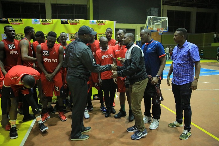 Umunyamabanga Uhoraho muri Minisiteri ya Siporo, Shema Maboko Didier, yashyikirije REG BBC igikombe