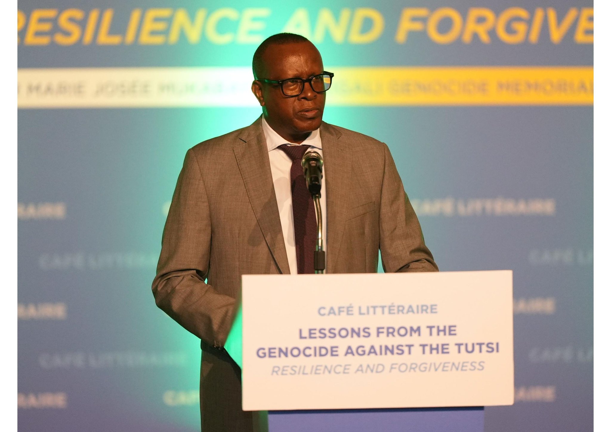 Minisitiri Bizimana yashimiye uwanditse icyo gitabo