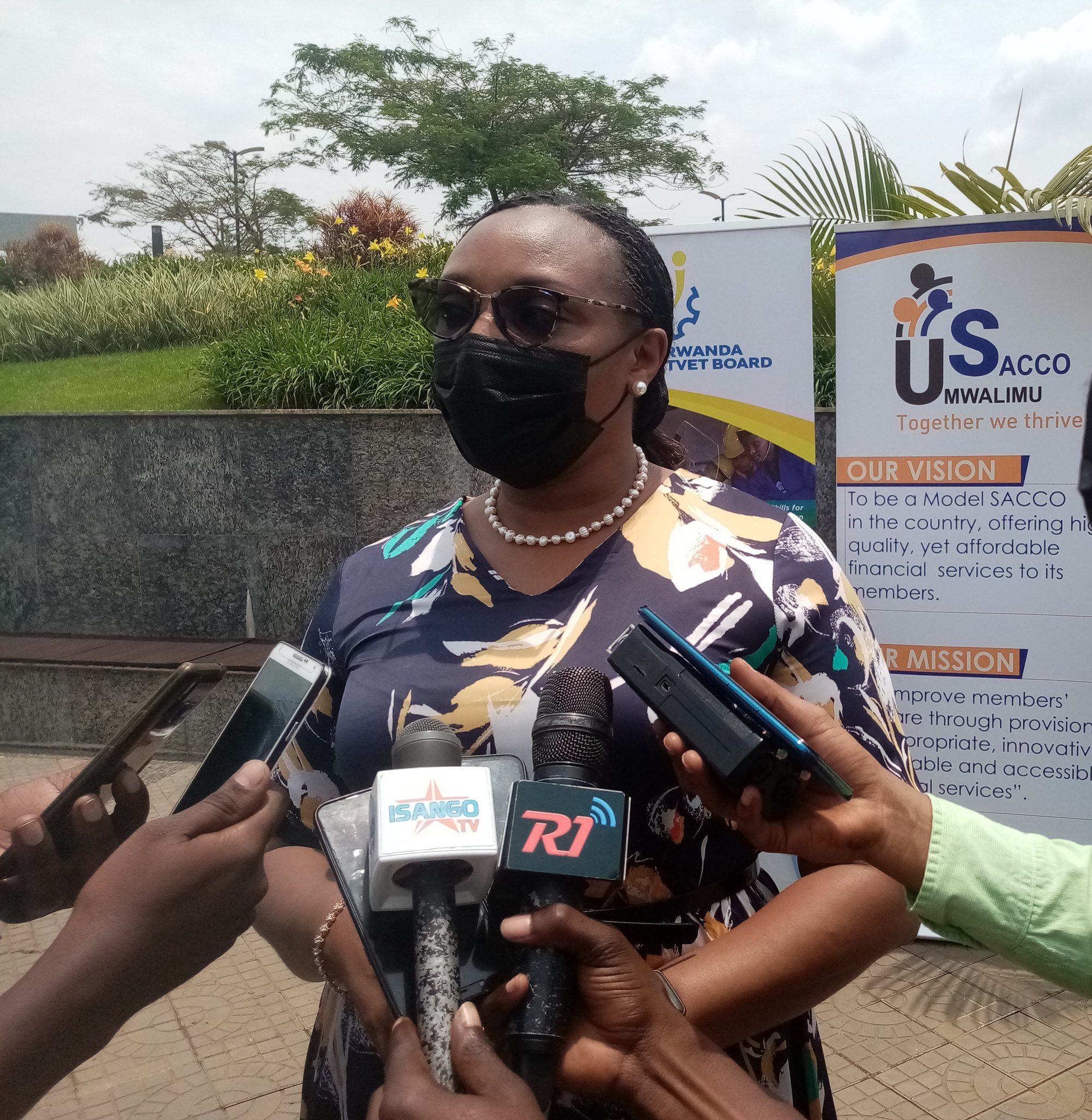 Minisitiri Dr. Uwamariya avuga ko bagiye gukorana na Umwalimu SACCO bakareba uko abo barimu bakoroherezwa kwishyura
