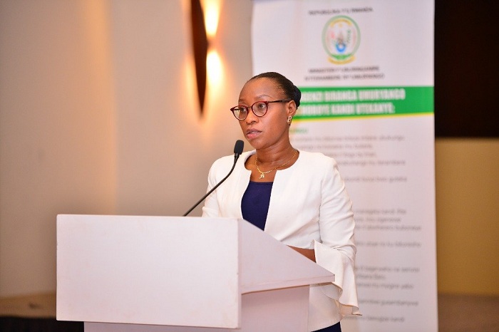 Minisitiri Bayisenge asaba inzego zitandukanye gushyira imbaraga mu gukemura ibibazo byugarije imiryango