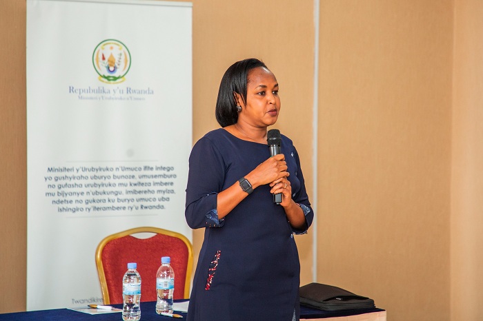 Minisitiri Mbabazi aganaira n'abari muri muzika