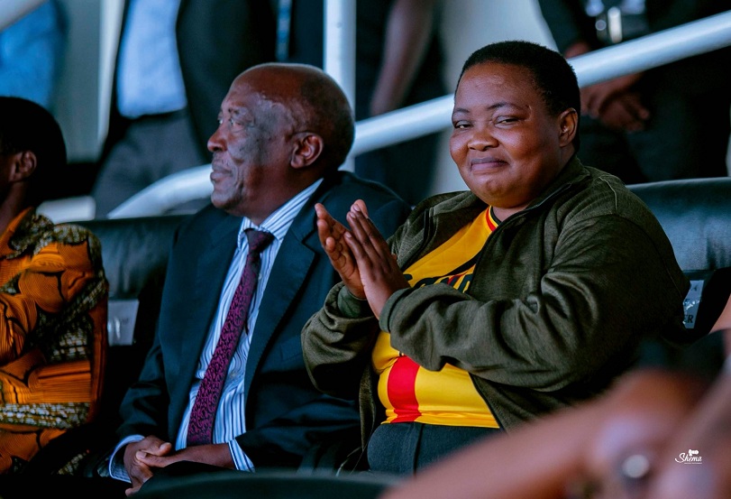 Minisitiri w'Intebe wa Uganda, Rt Hon. Robinah Nabbanja yanyuzagamo akishimira uko ikipe ye irimo kwitwara