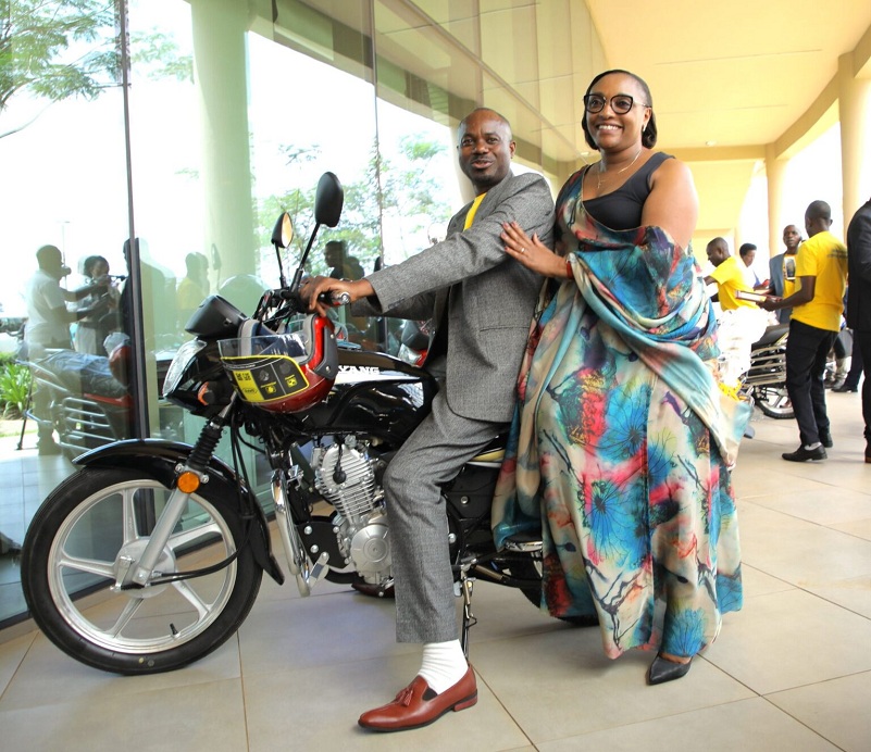 Minisitiri Uwamaliya Valentine ari kuri moto yahembwe umwarimu w'indashyikirwa