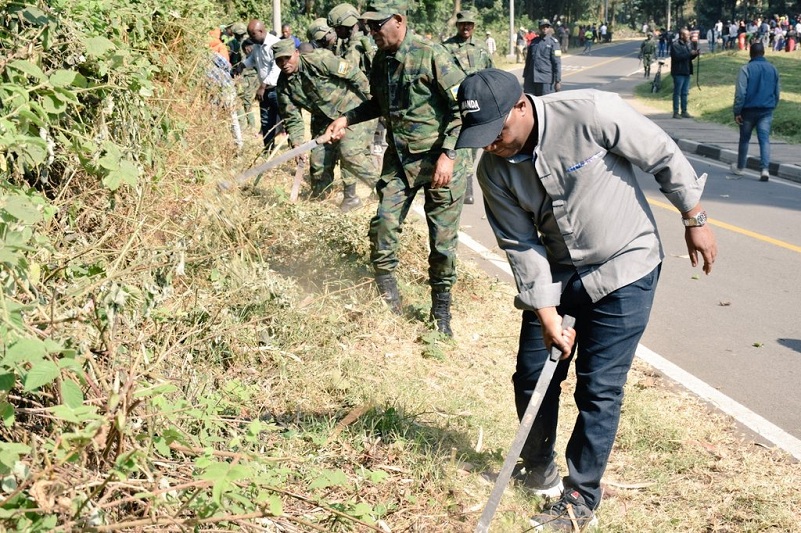 Minisitiri Musabyimana ari mu muganda