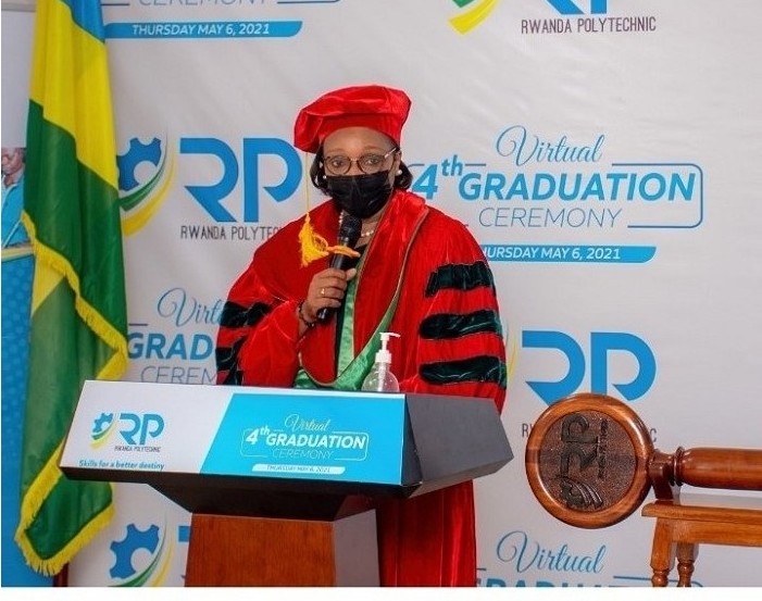 Minisitiri w'Uburezi, Dr Valentine Uwamariya, yibukije abo banyeshuri ko kwiga bitarangiye