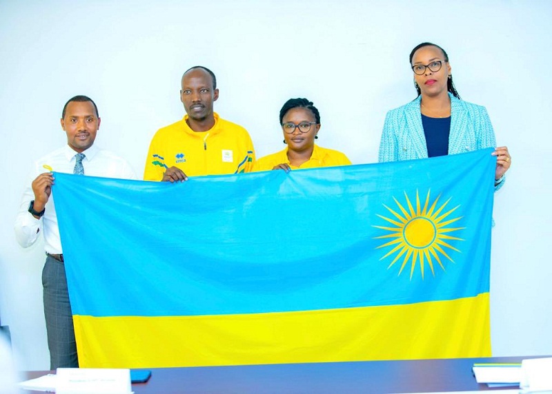 Minisitiri wa Siporo ashyikiriza ibendera ba kapiteni ku mpande zombi (bambaye umuhondo) 