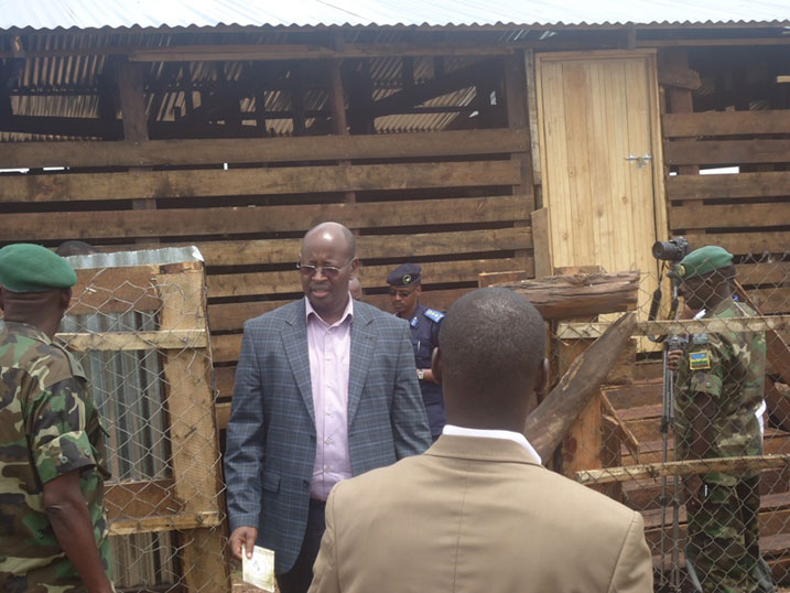 Minisitiri w'Ubutegetsi bw'igihugu, Musoni James, asura ikiraro cy'ihene cyubakiwe uwarokotse Jenoside utuye Nyamugari mu karere ka Kamonyi.