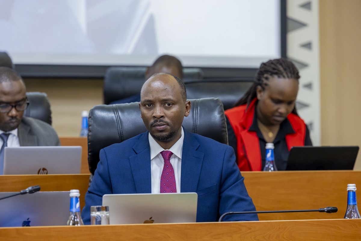Minisitiri w'Ubuzima Dr Sabin Nsanzimana aganira n'Abasenateri