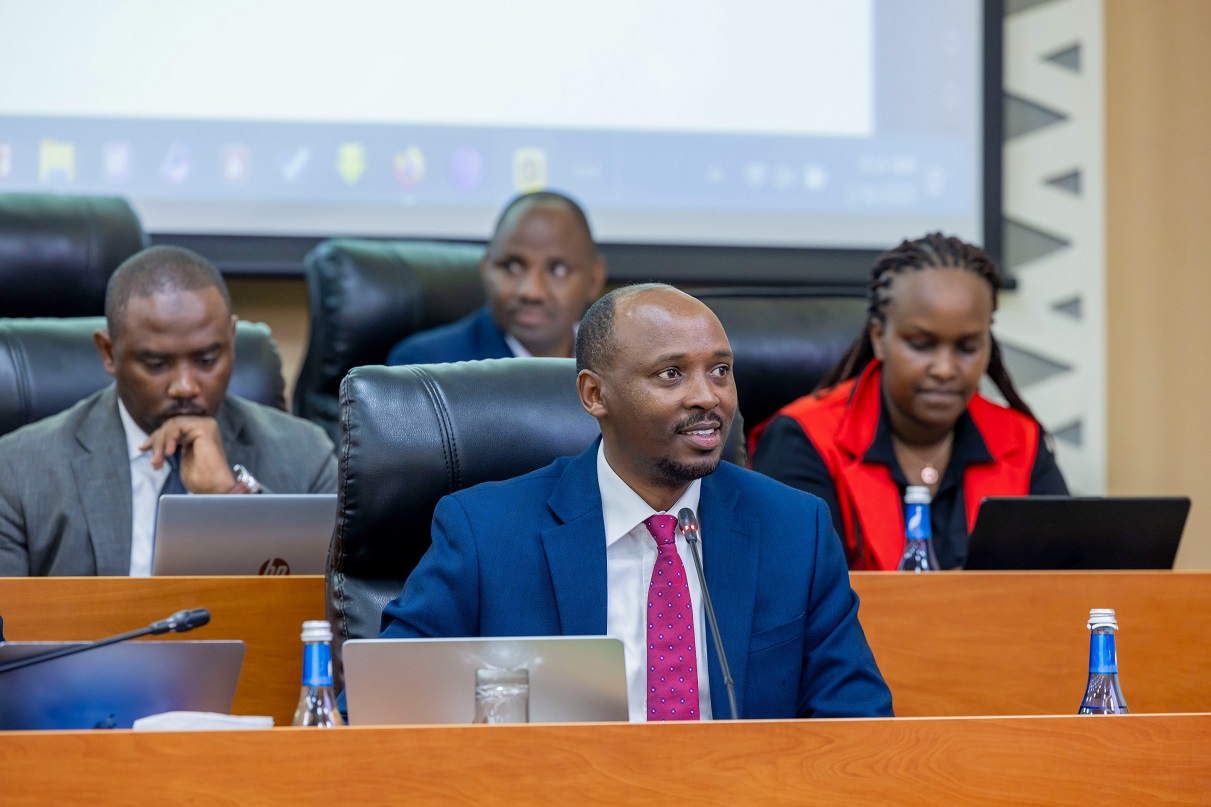 Minisitiri Nsanzimana aganira n