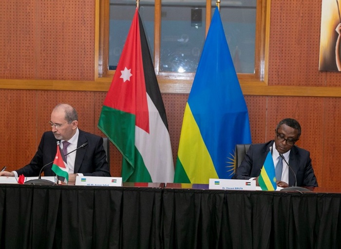 Ba Minisitiri bombi basinya ayo masezerano