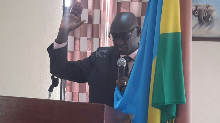 Ministiri w'ubutabera akaba n'Intumwa Nkuru ya Leta, yakiriye indahiro z'abahesha b'inkiko b'umwuga 80.