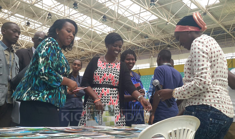 Minisitiri Esperence Nyirasafari (wambaye umwambaro urimo ibara ry