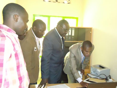 Minisitiri Kanimba yanasuye ibigo by'imari asobanurirwa imikorere ya za sacco.