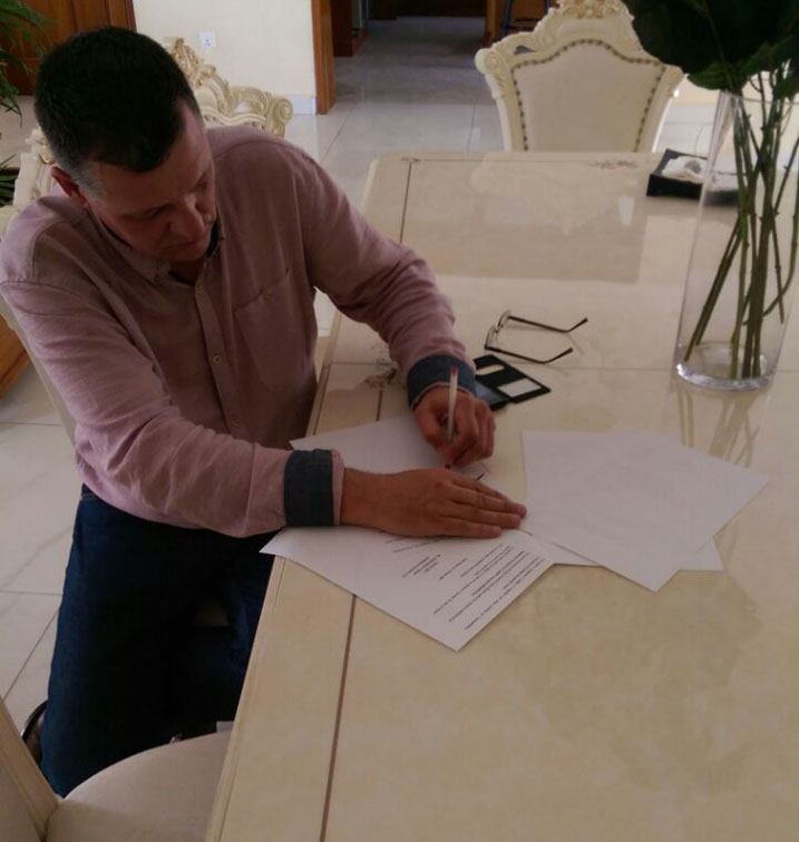 Ivan Minneart asinya amasezerano yo gutoza Mukura