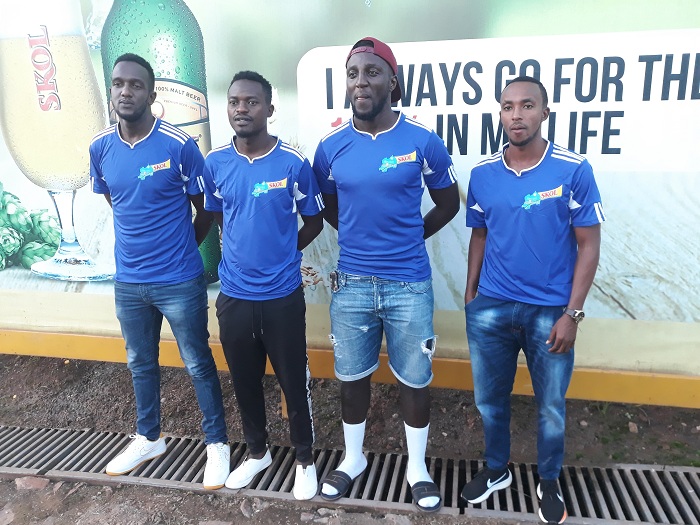 Nizeyimana Mirafa (wa kabiri uhereye ibumoso) avuga ko kwirukanwa muri APR FC byatumye atekereza guhagarika umupira w'amaguru