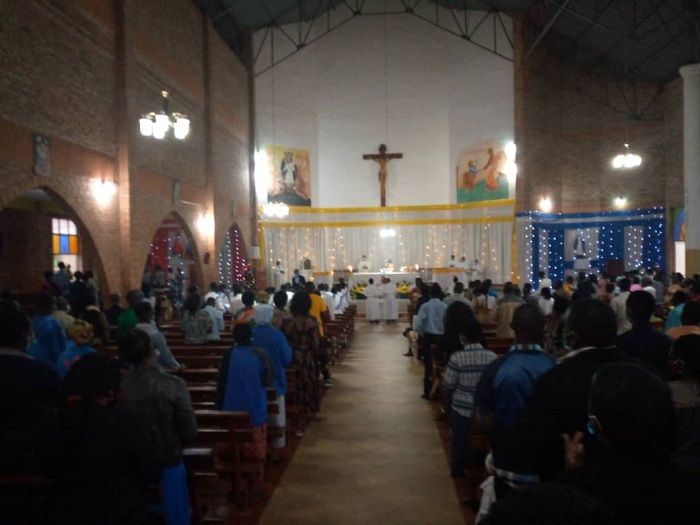 Batuye igitambo cya Misa bashyize intera hagati y'umuntu n'undi