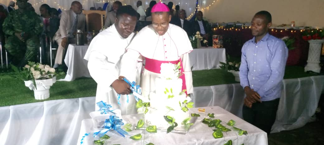 Bakase umutsima w'isabukuru 