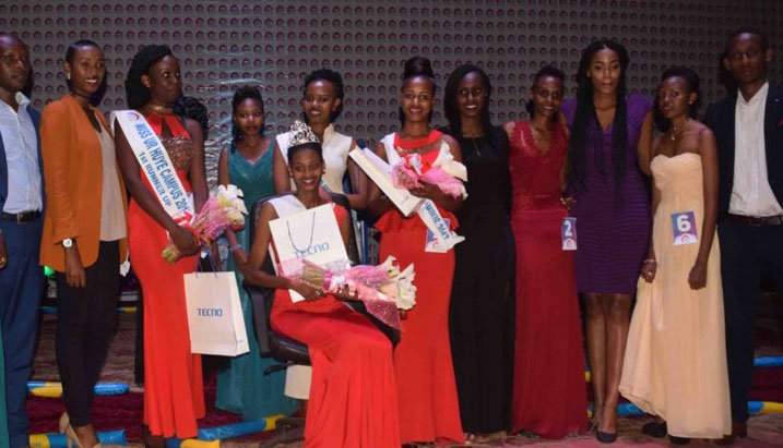 Miss Huye Campus n'ibyegera bye bakikijwe na bamwe mu bakemurampaka 