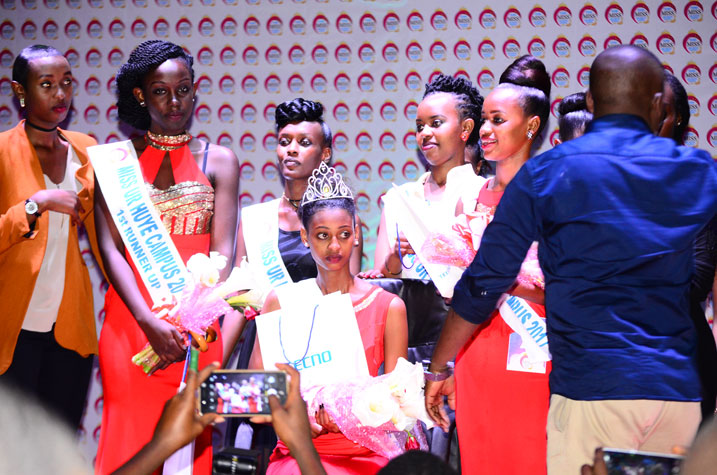 Miss Huye Campus, Umutoni Annet (wicaye) akikijwe n