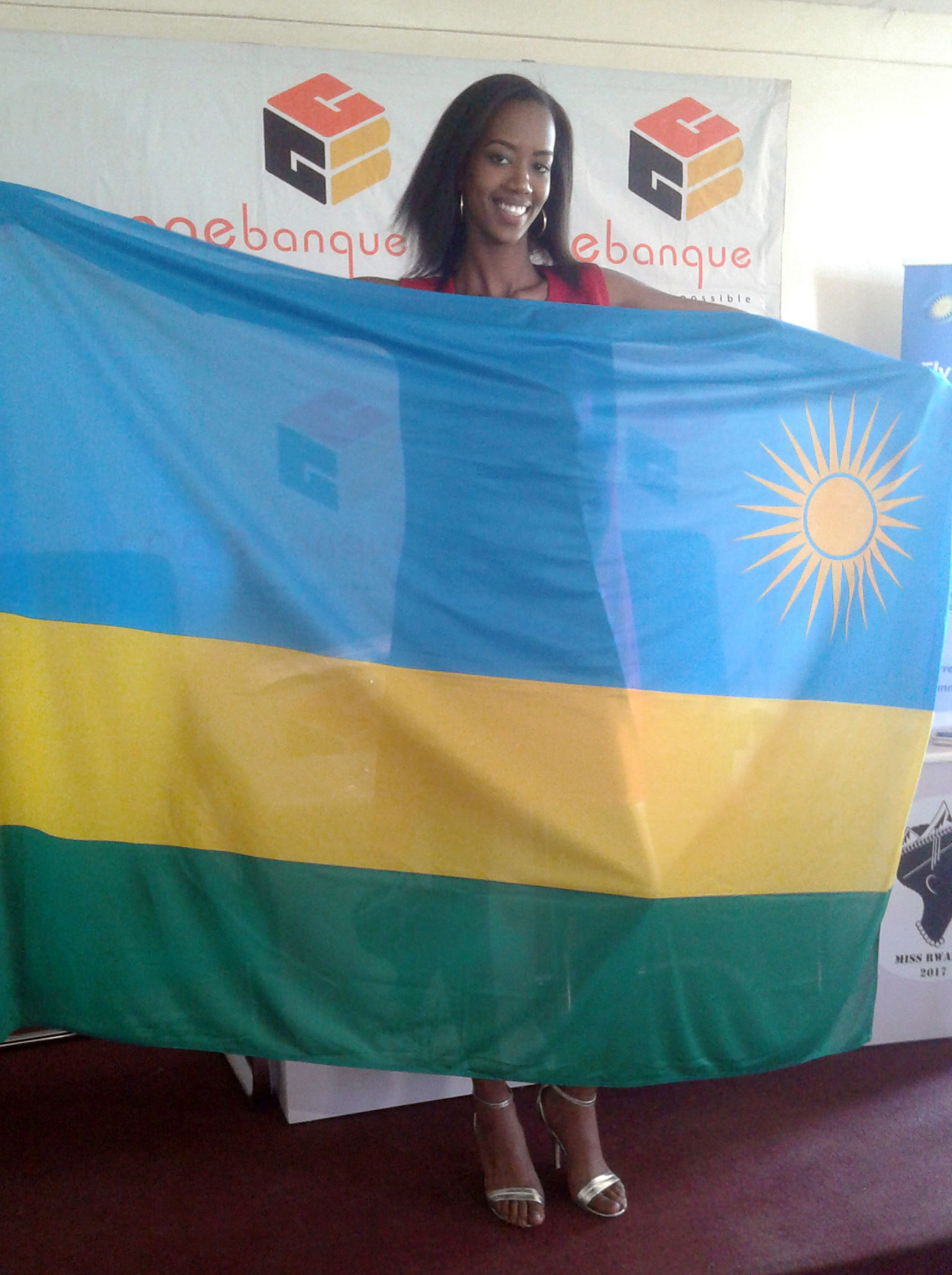 Miss Rwanda yahawe ibendera nko kumwereka ko ahagarariye u Rwanda 