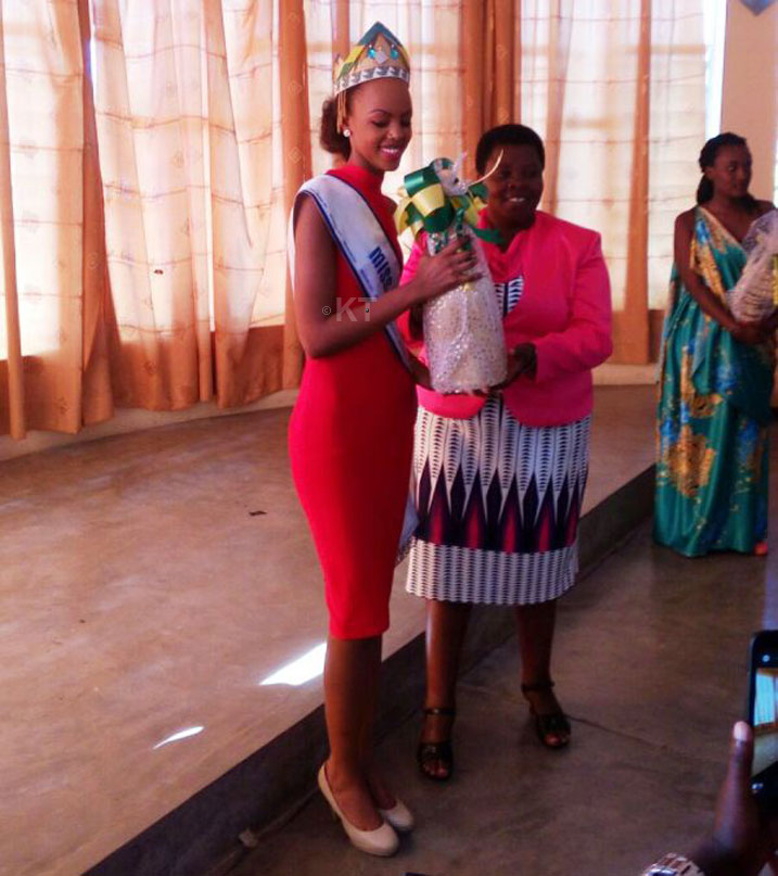 Guverineri w'Intara y'Iburengerazuba, Caritas Mukandasira, aha impano Miss Rwanda 2016, Mutesi Jolly.