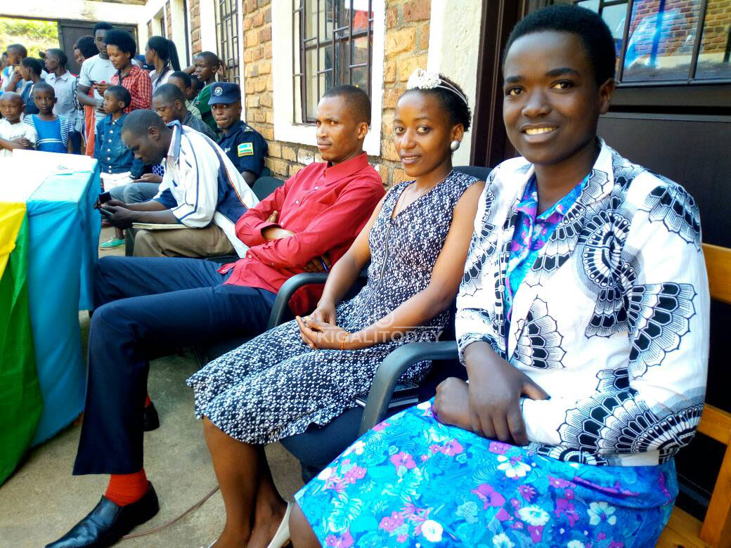 Miss Rukaragata 2016 (wambaye ikanzu irimo ubururu) yari yitabiriye ibirori byo gutora Miss Mushishiro 