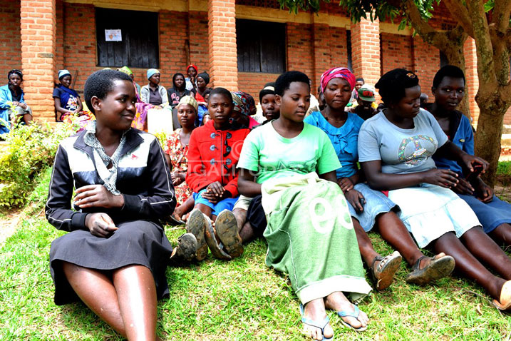 Miss Rukaragata na bagenzi be nyuma y'igikorwa cyo gufasha utishoboye 