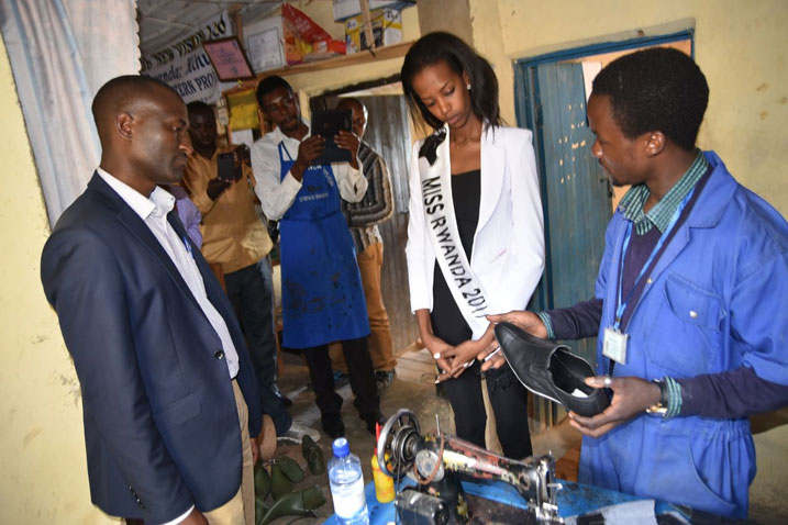 Miss Iradukunda Elsa yasuye urubyiruko rufite uruganda rukora inkweto muri Rutsiro 