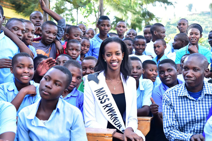 Miss Iradukunda Elsa yaganiriye n'abanyeshuri bagiye kujya mu biruhuko mu Karere ka Rutsiro 