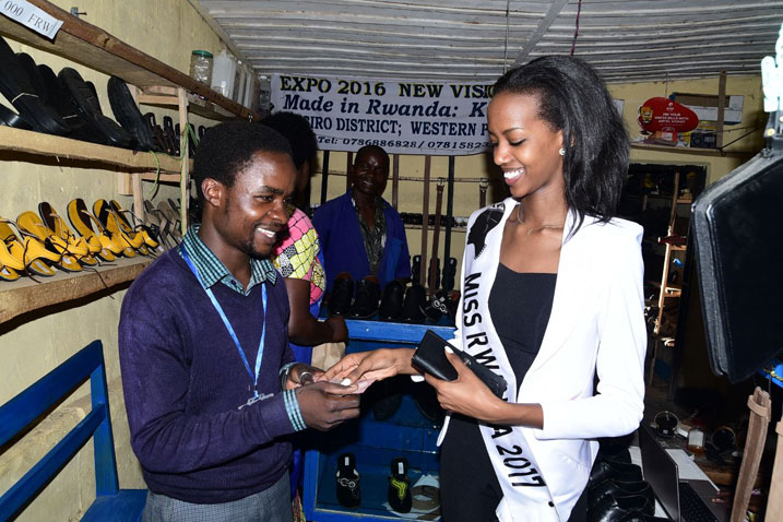 Miss Iradukunda Elsa yaguze inkweto zikorwa n'urubyiruko rw'i Rutsiro 