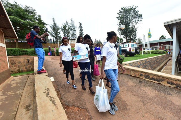 Bageranye mu bitaro ibikoresho bitandukanye birimo iby'isuku ndetse n'ibiribwa