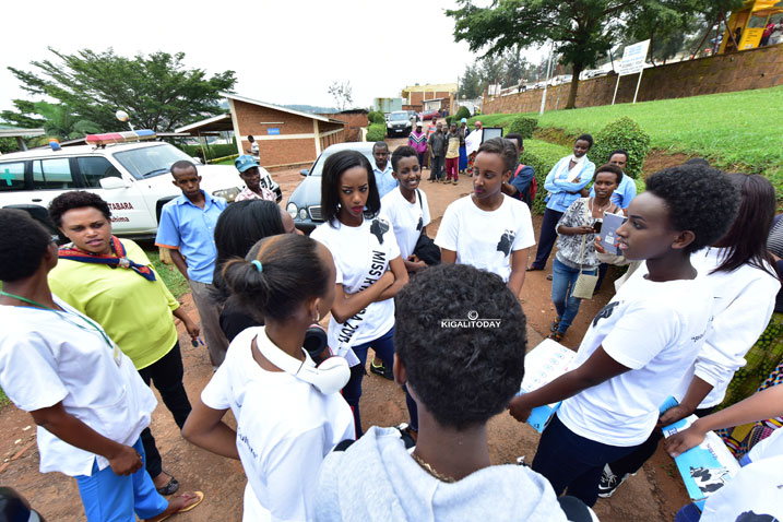 Baje bitwaje ibikoresho bitandukanye byo gufasha abagore barwariye muri ibi bitaro