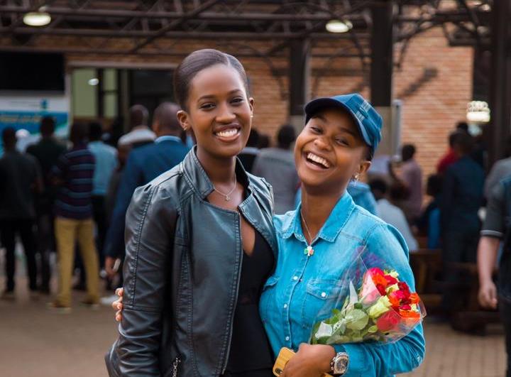 Miss Sylivia Sebastian (uwambaye ingofero), yishimiye uko yakiriwe i Kigali