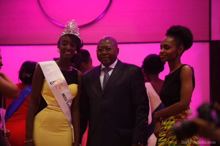 Miss Earth Rwanda Erica Urwibutso Emmanuela ubwo yambikwaga ikamba. uwo uri iruhande rw