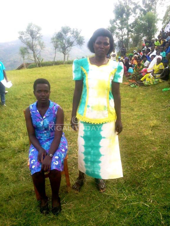 Miss Grace ari kumwe n'umubyeyi we waje kumushyigikira 