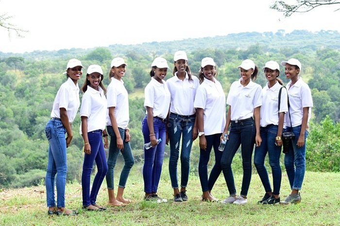 Iyi foto iheruka igaragaza ubwa mbere Mutesi Jolly ajya muri Pariki y'Akagera muri 2016 ari kumwe n'abo bahataniraga ikamba rya Miss Rwanda