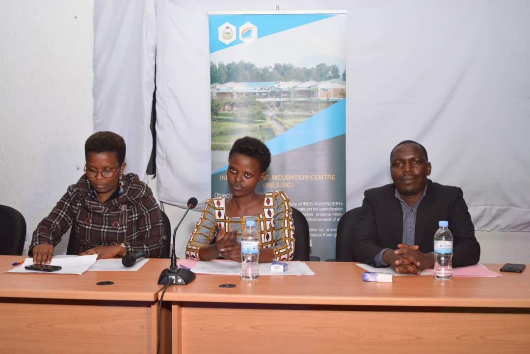 Miss Mwiseneza Josiane (hagati) ni we wari ukuriye akanama nkemurampaka