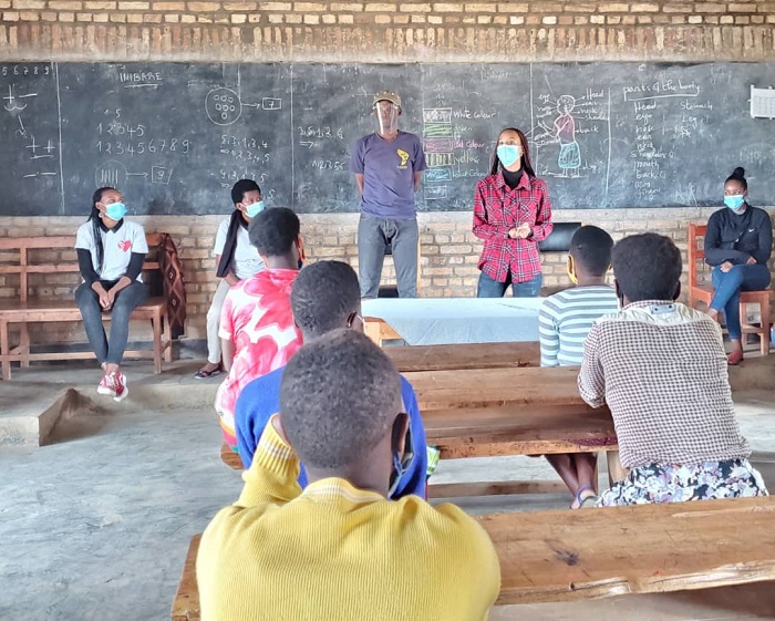 Miss Naomie Nishimwe (uhagaze imbere) yasabye abangavu kumenya kuvuga OYA ku bashaka kubasambanya kuko byabaviramo gusama bakiri bato 