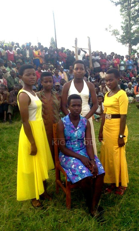 Miss Rukaragata akikijwe n'ibisonga bye 