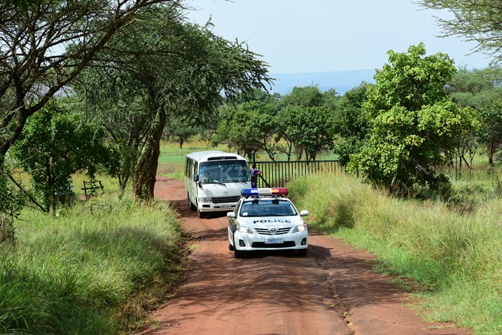 Bari baherekejwe mu nzira zose bacagamo.