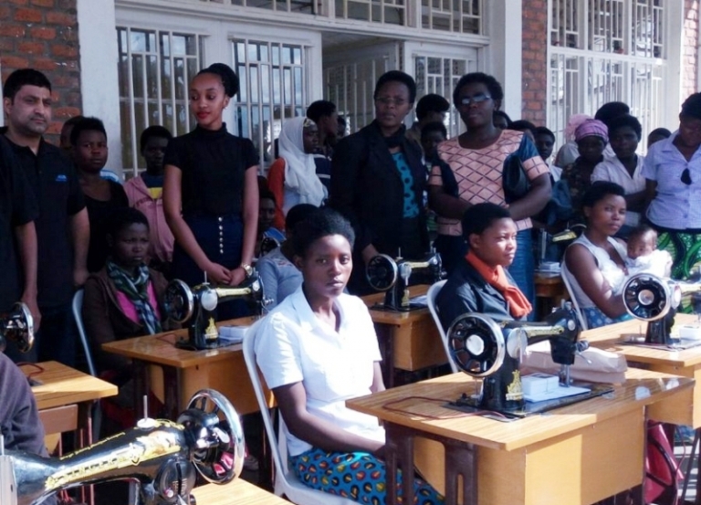 Miss Sharifa yahurije hamwe abatewe inda zitateguwe bigishwa imyuga (Photo Internet)