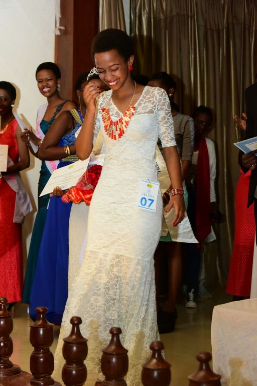 Miss Uwase ubwo batangazaga ko ariwe wegukanye ikamba yishimye cyane