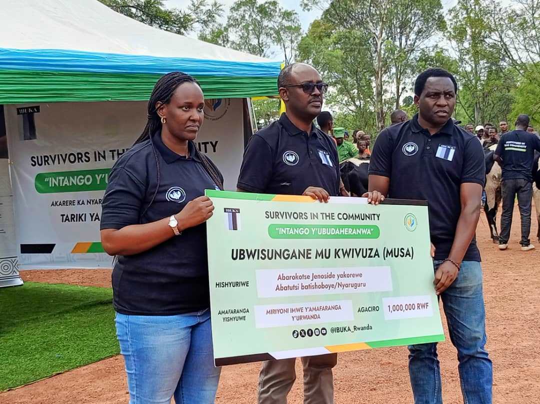 Akarere ka Nyaruguru kahawe sheki ya miliyoni yo kuzishyurira mituweli abantu 333