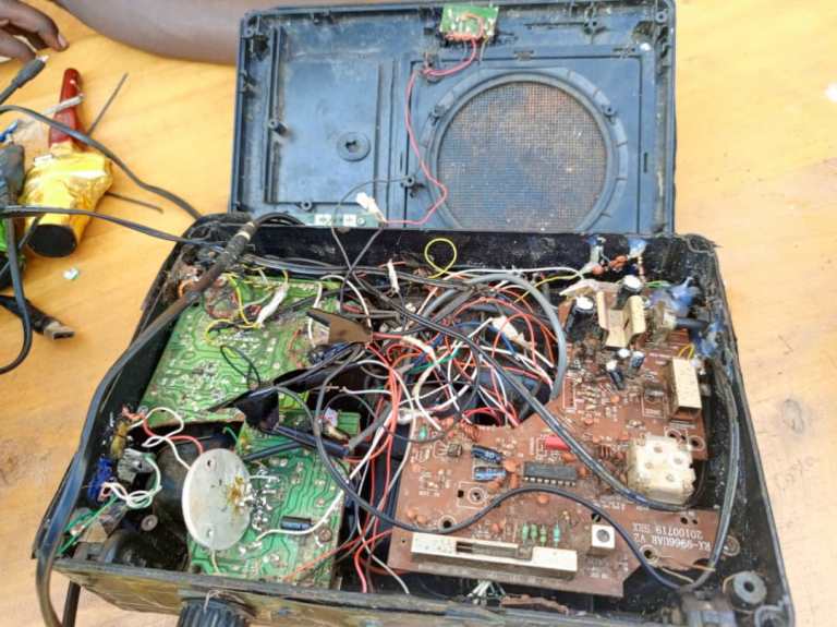 Mixeur bayikoze bifashishije radiyo yashaje