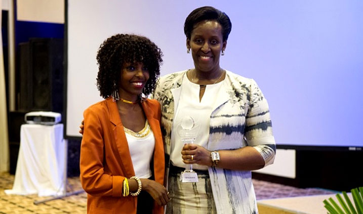 Mme Jeannette Kagame mu muhango wo guhemba urubyiruko rwakoze ibikorwa by