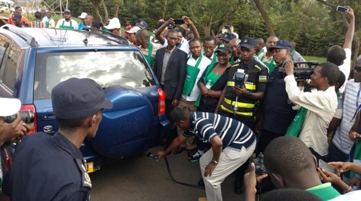 Minisitiri Biruta apima imwe mu modoka niba irekura imyuka ihumanya.