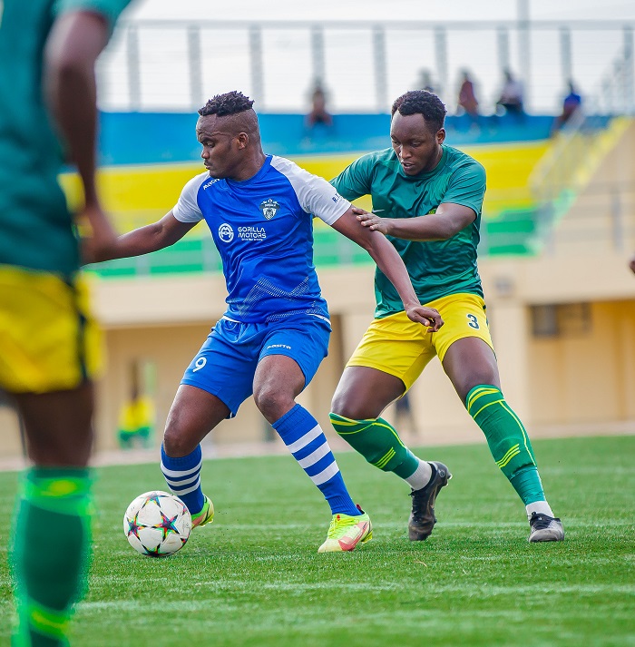 Mohamed Bobo Camara watanze umupira wavuyemo igitego cya kabiri cya Gorilla FC ahanganye na myugariro Hirwa Jean de Dieu wa Marine FC