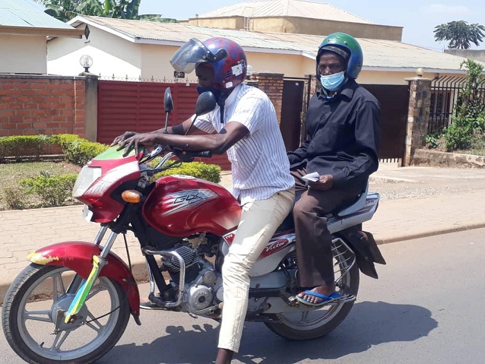 Ntabwo yumvaga ko gutwara umubyeyi we kwa muganga kuri moto bihabanye n'amabwririza yo kwirnda covid-19